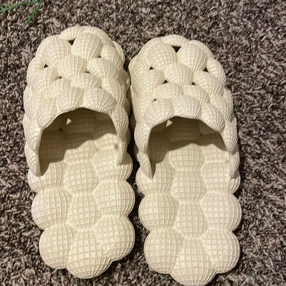 Tan women’s bubble slides